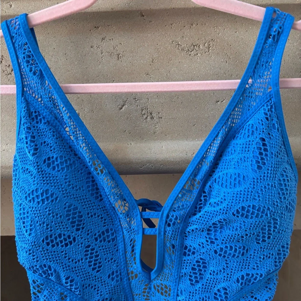 BECCA Blue Color Play Crochet Plunge One-Piece Swimsuit Size XL - Picture 4 of 7